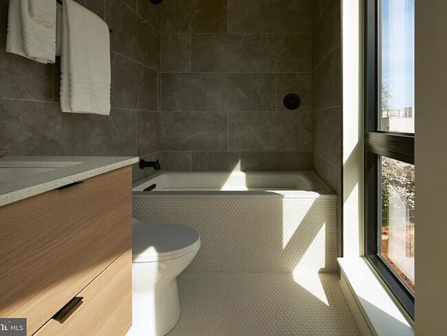 Building Photo - 2011 Cambridge St