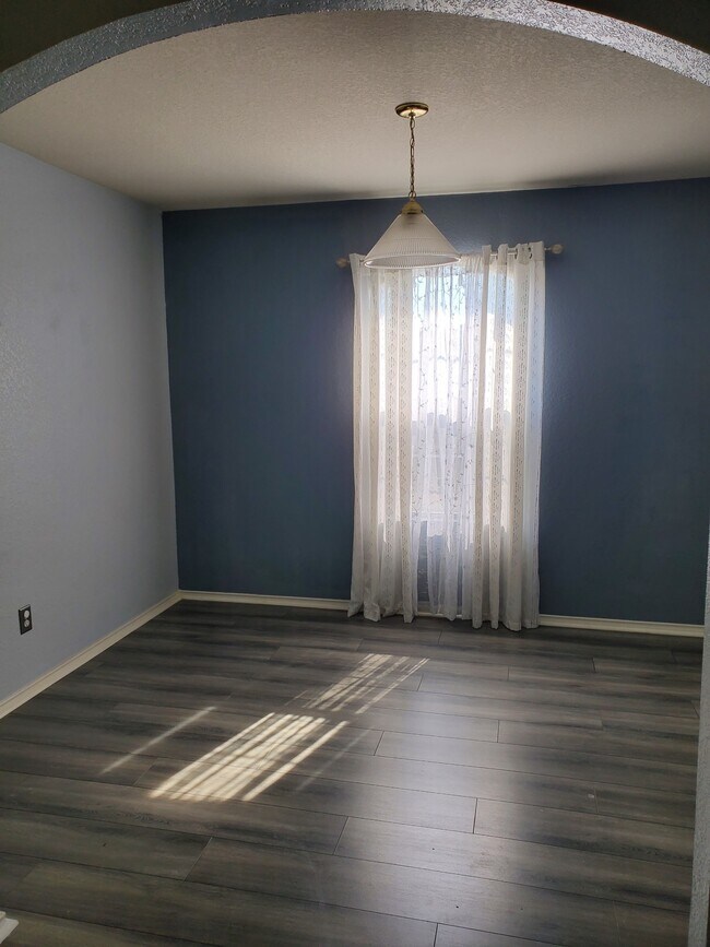 Building Photo - 3501 Driftwood Dr