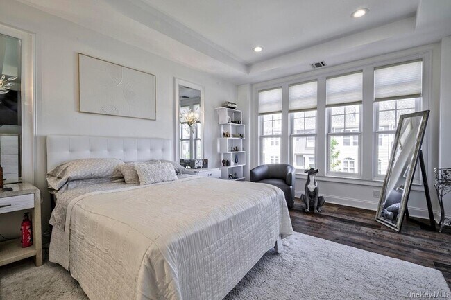 Building Photo - 323 Roosevelt Way