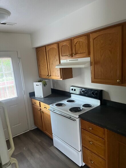 Building Photo - 132 E 12th St