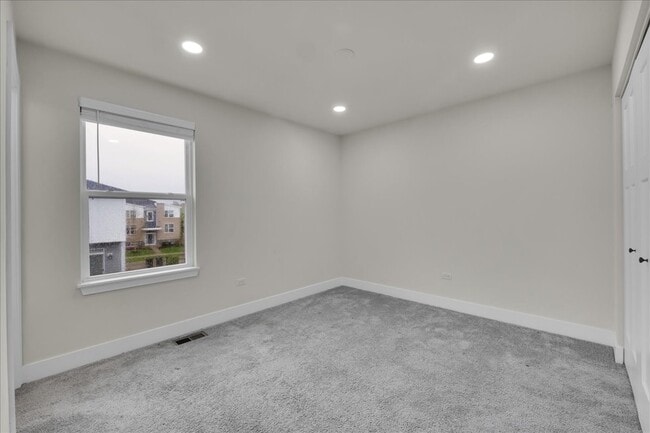 Building Photo - 29W710 Cambridge Ct