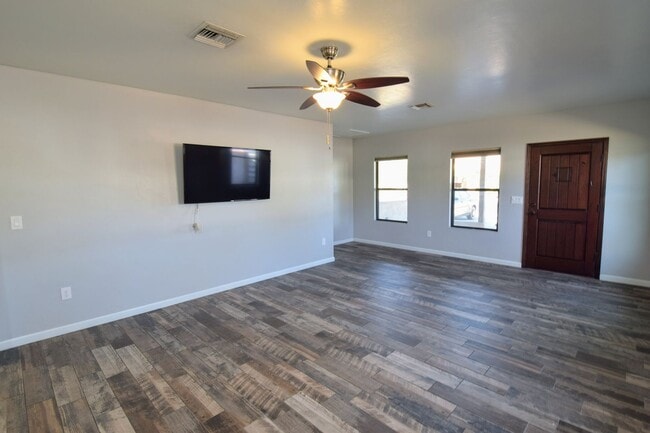Building Photo - Modern 3 Bed 3 Bath - Less than 1 Mile to University of Arizona