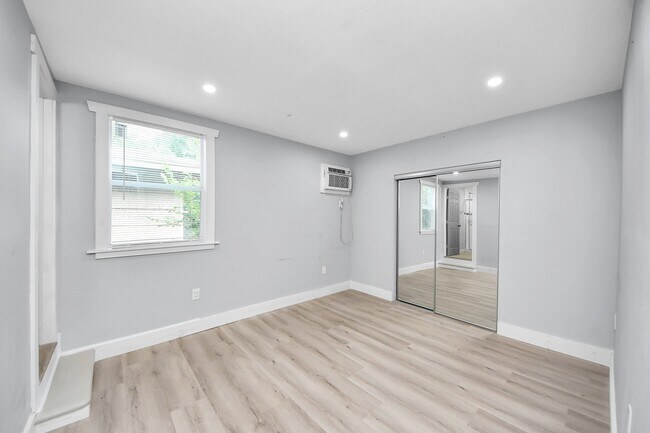 Building Photo - 5738 Kenilwood Dr
