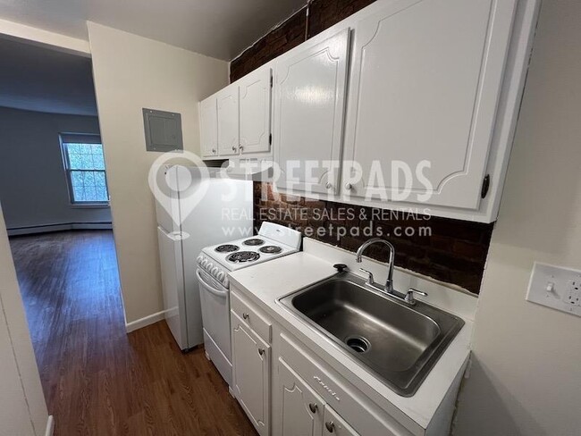 Building Photo - bedroom in Boston MA 02130