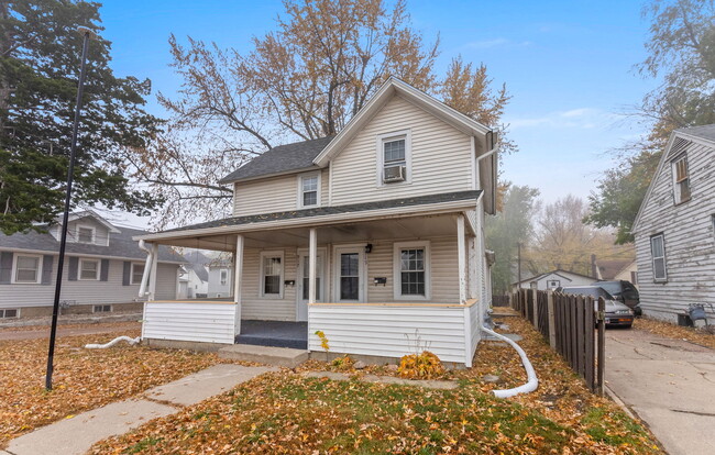 Building Photo - 917 W 12th St