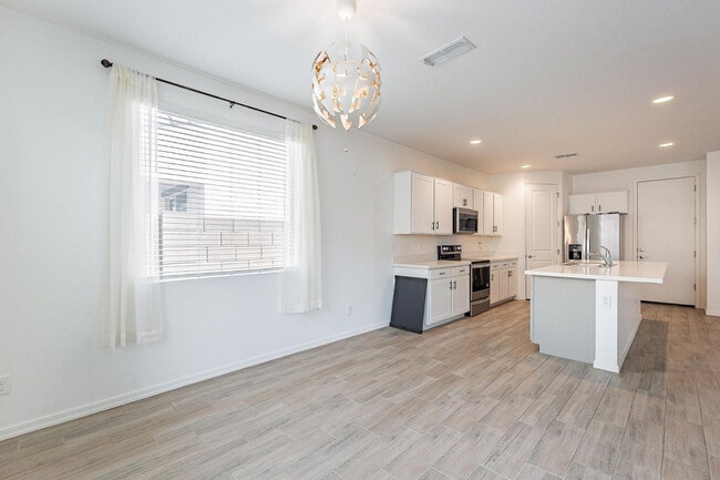 Building Photo - 9258 E Static Ave
