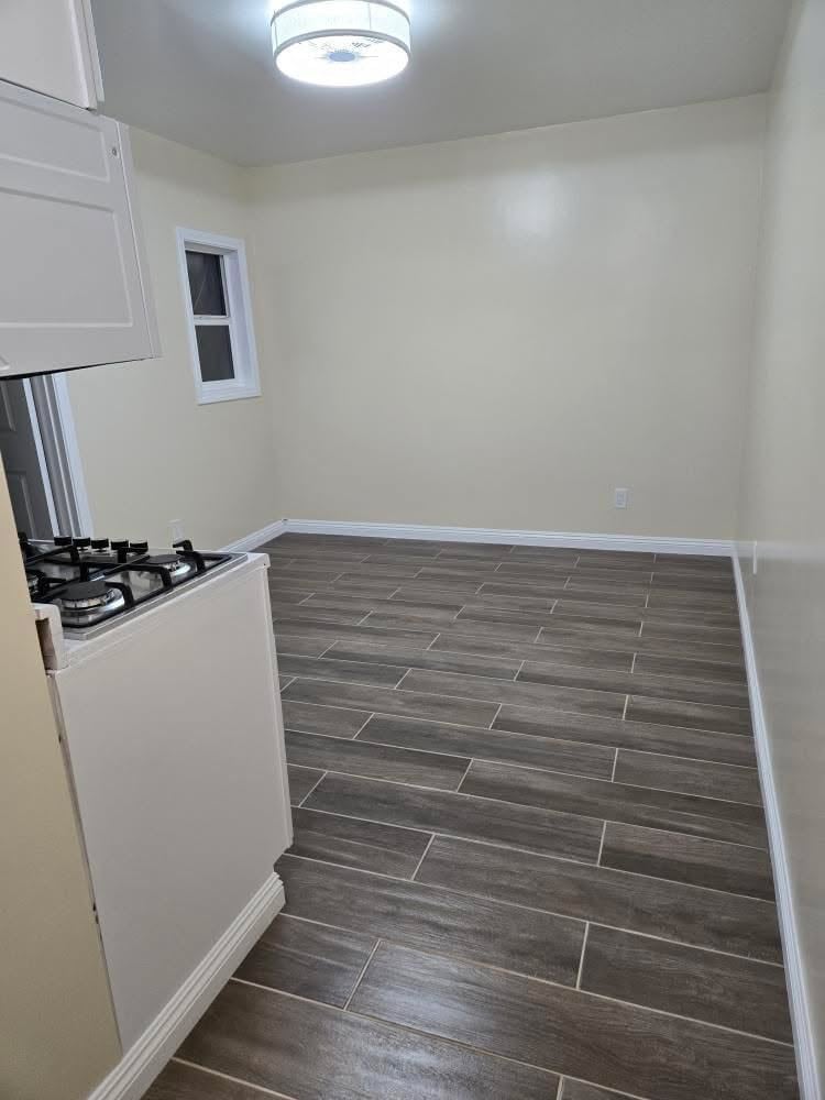 Living room and kitchen open floor plan - 2722 W 73rd St