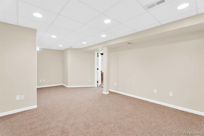 Building Photo - 1560 E Lincoln St