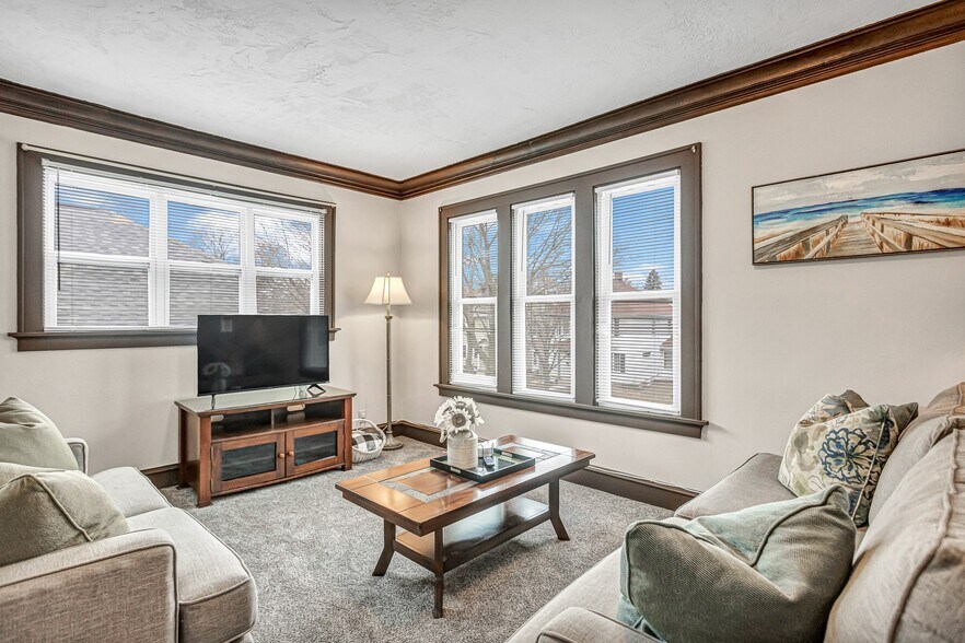 Building Photo - 817 Bell Ave