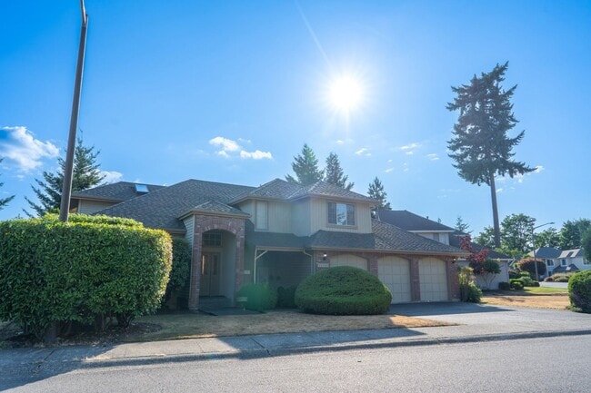 Building Photo - 3Bd/2.5Ba Bellevue House( Newport Hill)