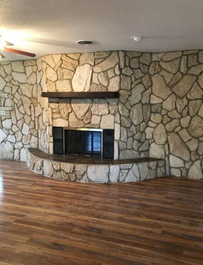 Building Photo - Spacious 4 Bedroom Home!