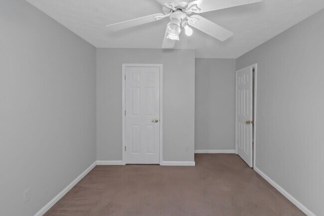 Building Photo - Spacious and inviting