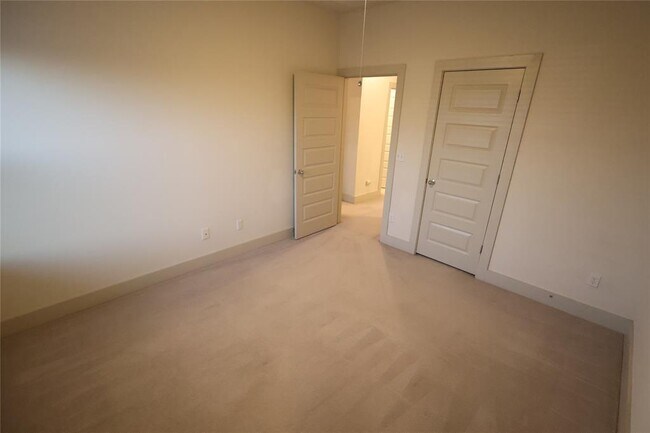 Building Photo - 2101 Town Centre Dr