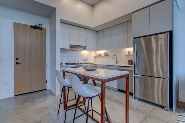 Building Photo - Luxury One Bedroom! Near Salt and Straw an...