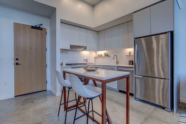 Building Photo - Luxury One Bedroom on Division near Salt &...