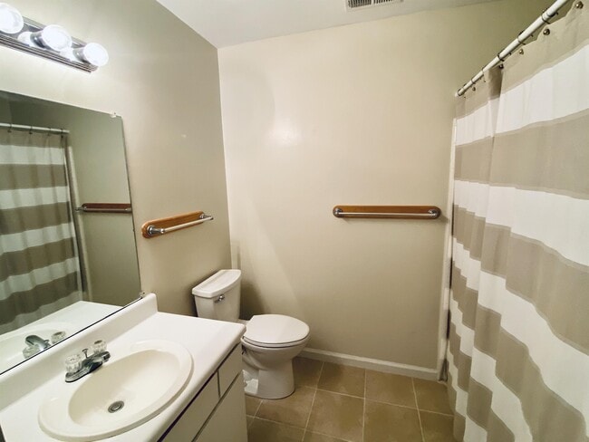 Building Photo - 217 Bull River Bluff Dr