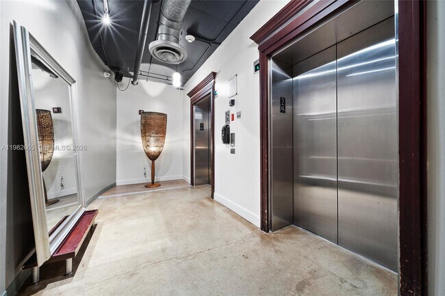 Building Photo - 10 SW South River Dr