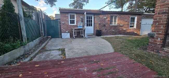 Building Photo - 35 Cedarhurst Ave