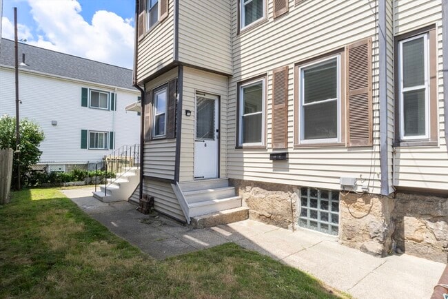 Building Photo - 6 Coffin Ave Ct