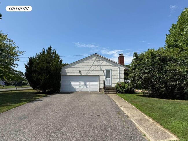 Building Photo - 3220 Delmar Dr