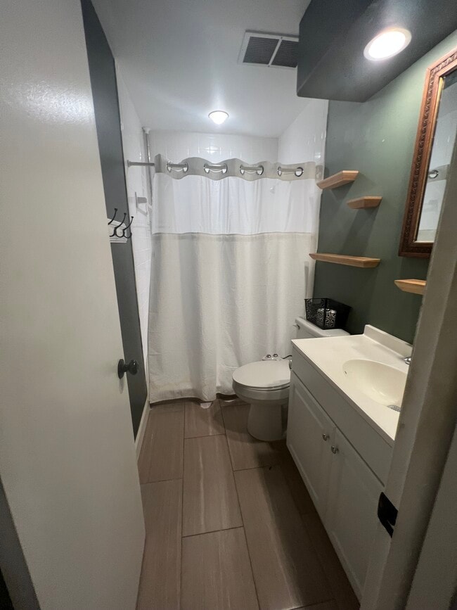 Hallway Bathroom - 6959 Aberfeldy Ave N