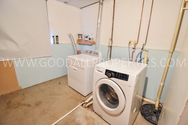 Building Photo - Half Off 1st Months Rent! 3 Bedroom 2 Bath...