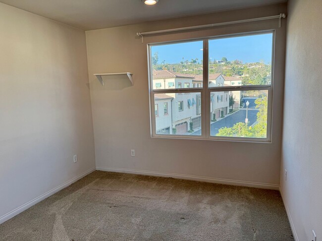 Building Photo - 4 bedroom townhome in Camarillo’s Springvi...