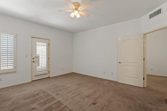 Building Photo - 561 Green Village Ct