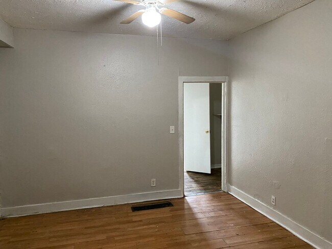 Building Photo - 251-251 1/2 N Fifth St