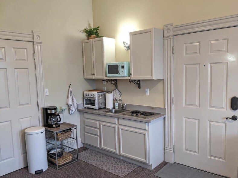 Building Photo - 1910 S G St