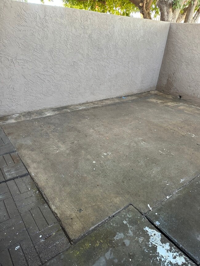 Building Photo - RENT TO OWN TOWN HOUSE 3 BEDROOMS 1 BATH $...