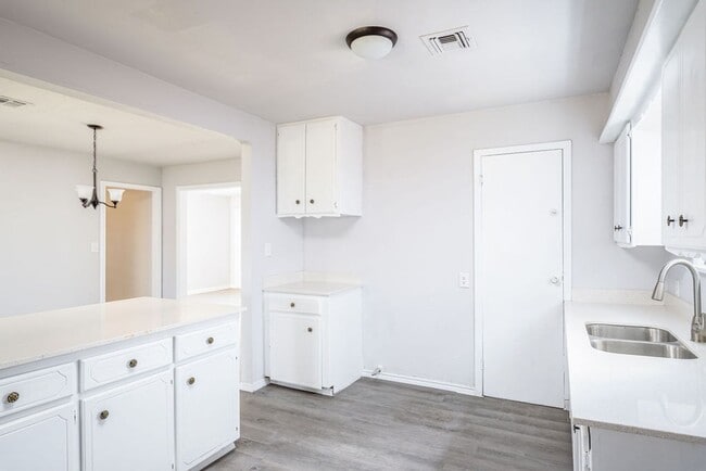 Building Photo - Charming home in the Heart of the Urban Core