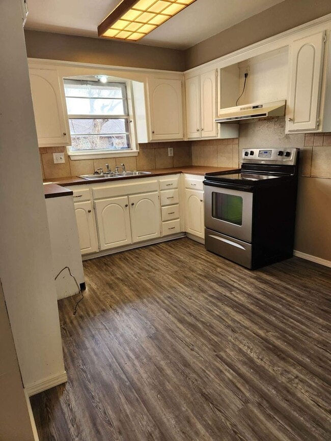 Building Photo - Charming 5 Bedroom!!