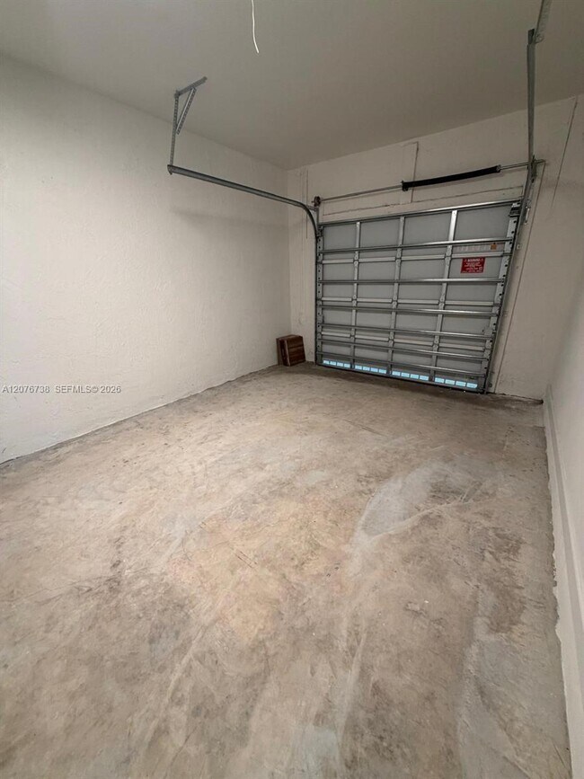 Building Photo - 692 SE 13th Ct
