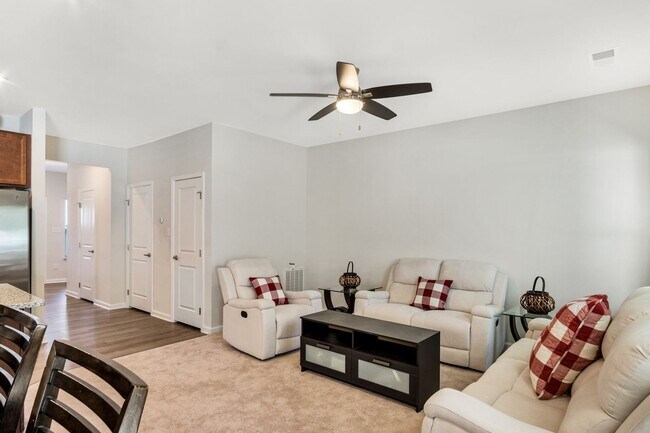 Building Photo - Fully Furnished 3 Bedroom 2.5 Bath Townhom...
