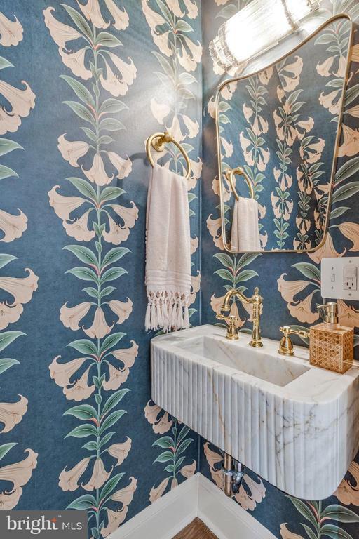 Building Photo - 611 G St SE