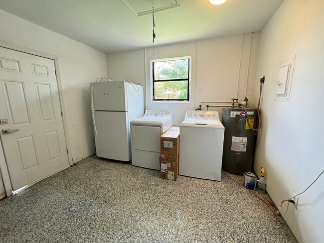 Building Photo - Location Annual Single Fam Rental Pets ok