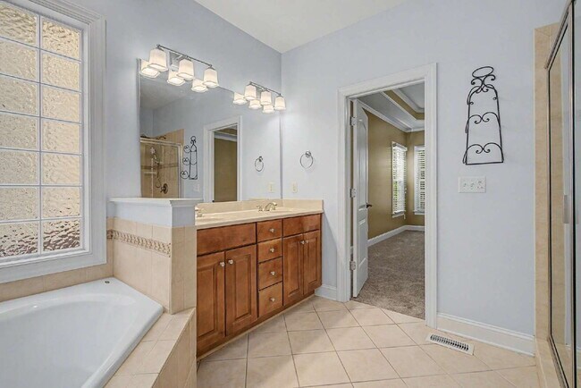 Building Photo - Spacious and Move-in Ready 4-Bedroom in Cary!