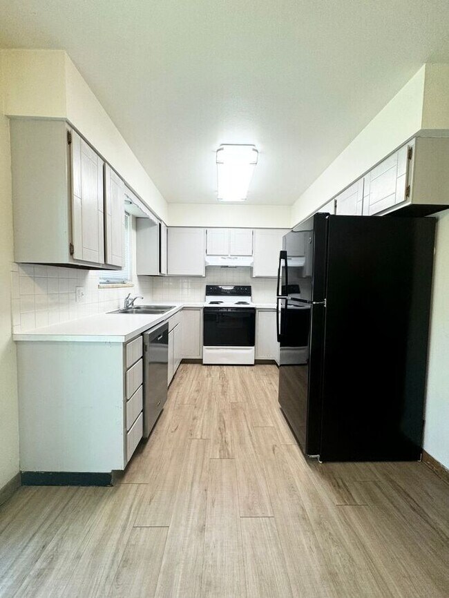 Primary Photo - GREAT LOCATION! 2Bed, 1 Bath Bright and Sp...