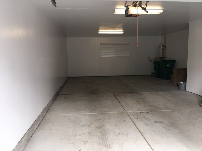 Building Photo - NW Reno Luxury End Unit Townhouse - On the...