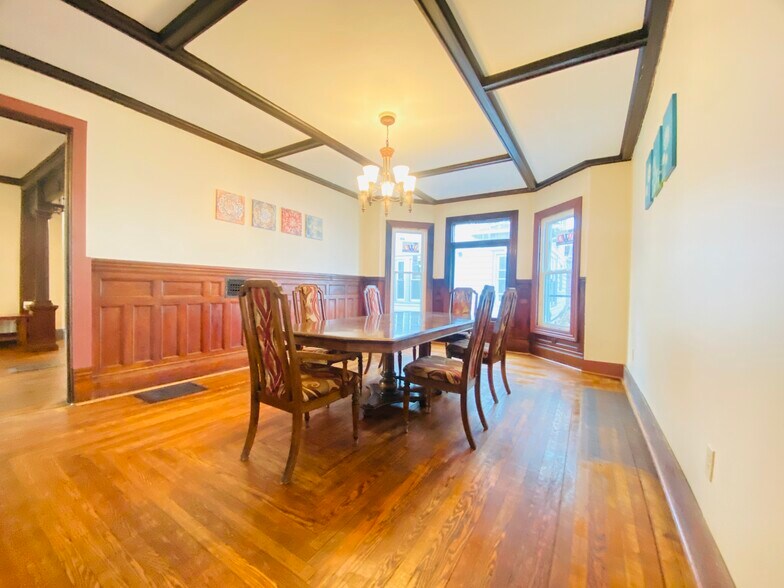 Building Photo - 1337 Madison St