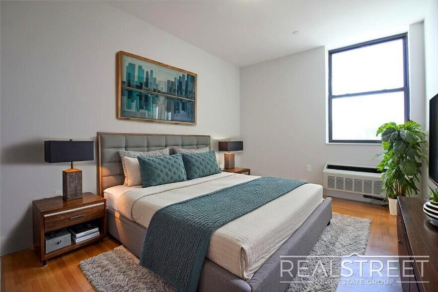 Building Photo - LUXURY 3 BR in Queens!
