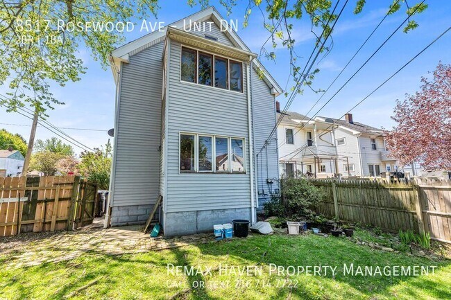 Building Photo - 8517 Rosewood Ave