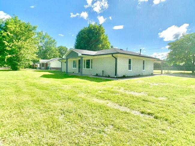 Building Photo - 427 Wayne Dr