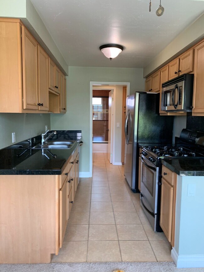 Building Photo - $2,400 - 1 Bed / 1 Bath Charming Condo in Hillcrest