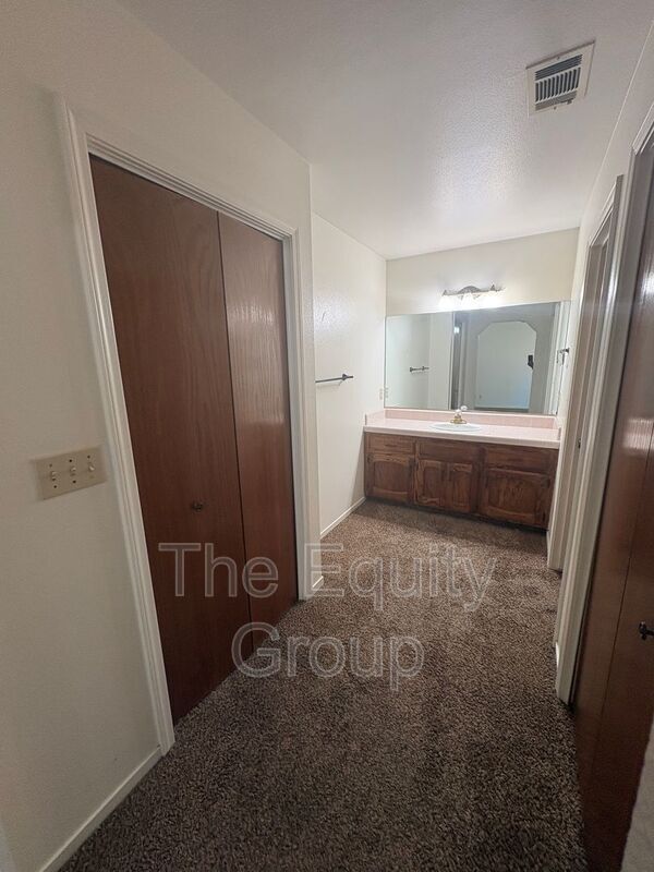 Building Photo - 5936 W Oak Ave