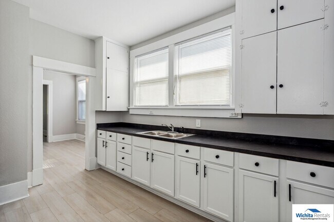 Building Photo - Large Bungalow  in College Hill