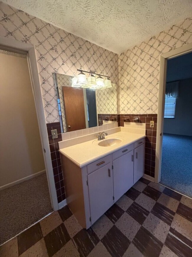 Building Photo - Maryville City  37801 - 3 bedroom, 2.5 bath home - Contact Debra Davis (865) 591-8281