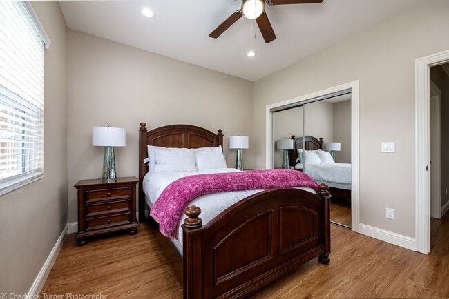 Building Photo - 2 Bedroom Duplex with Fenced In Backyard- ...