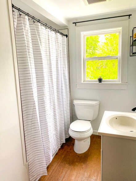 Building Photo - 254 W Main St